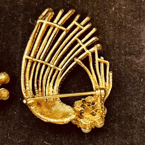 Vintage Gold Tone And Faux Pearl Clip On Earrings & Brooch Set (3816) - Picture 8 of 11